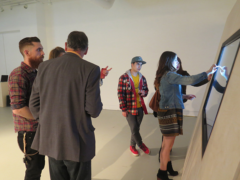 Dr. Stefan Kienzle (second from left) in conversation with exhibition visitors .